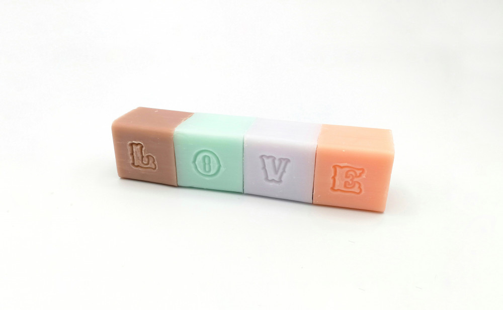 Barre de 4 cubes tamponnée Love Barre de 4 cubes tamponnée Love